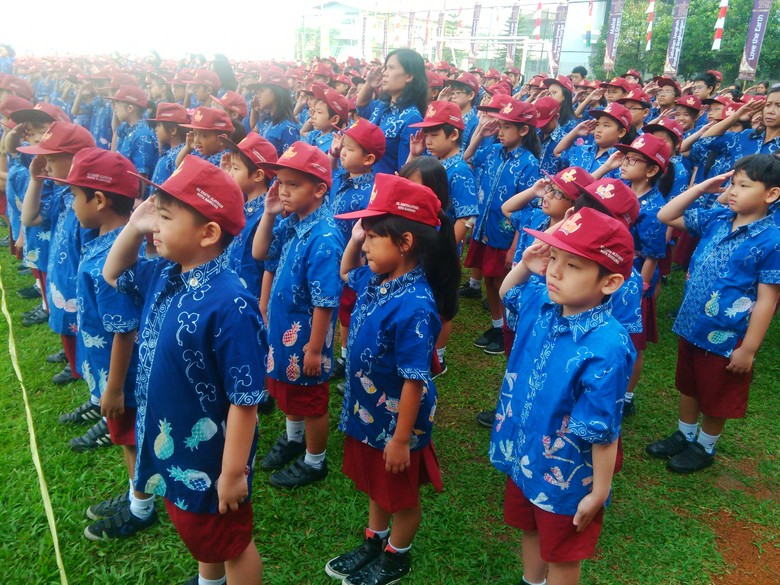 Sekolah di  Bandung Ukir  Rekor Dunia Gunakan Seragam Batik 