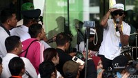 Ratusan pegawai KPK dan pegiat antikorupsi juga terlihat berkumpul dan bernyanyi bersama Slank. Mereka semua kompak mendukung penolakan revisi UU KPK yang dihembuskan di DPR.