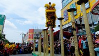 Pertunjukan barongsai mewarnai pembukaan karnaval pada Minggu (21/2/2016). Ribuan pengunjung memadati area sekitar panggung utama yakni depan LTC Glodok, Jalan Hayam Wuruk, Jakarta Barat (Sastri/detikTravel)