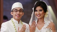Sambil memamerkan cincin pernikahan yang menghiasi jari manis mereka, keduanya tersenyum bahagia.