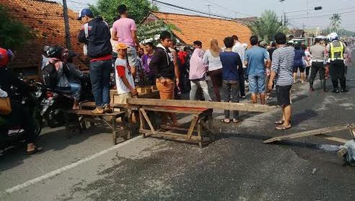 Warga Blokir Jalan Tuntut Perbaikan Kawasan Kalianak