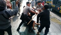  Aksi ini berlangsung ricuh.