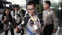 Masinton Pasaribu berjalan memasuki gedung baru KPK.