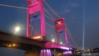 Menjelang malam, Jembatan Ampera akan bermandikan cahaya lampu. Penutup hari yang spesial saat melancong ke Palembang! (Afif/detikTravel)