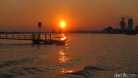 Saat sore hari, sunset yang cantik akan terlihat dari atas Sungai Musi. Matahari seolah tenggelam di balik rumah-rumah penduduk (Afif/detikTravel)