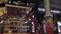 Di Orchard pun ada brand Prada asal Italia yang terkenal. Toko ini pun kerap menjadi incaran wisawatan Indonesia hingga asia tenggara yang gemar belanja barang branded (Randy/detikTravel)