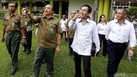 Direktur Utama Pusat Pengelola Komplek Gelora Bung Karno Winarto bersama Sekjen Kementerian Lingkungan Hidup dan Kehutanan Bambang Hendroyono meninjau Senayan Golf Driving Range yang akan dijadikan hutan kota.