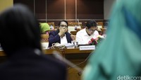 Menteri Pemberdayaan Perempuan dan Perlindungan Anak (MenPPPA) Yohana Yambise mengikuti Rapat Kerja (Raker) dengan Komisi VIII DPR di Kompleks Parlemen, Senayan, Jakarta, Senin (22/2/2016).