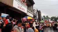 Tak kurang ribuan orang tumpah ruah memadati sepanjang Jalan Suryakencana, lokasi berlangsungnya acara. Pool/Al Fanny Panestika/detikFoto.