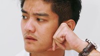 Meski pasang wajah serius, pria kelahiran 17 Oktober 1991 itu tetap terlihat ganteng. Setuju, girls? Pool/Gus Mun/detikFoto.