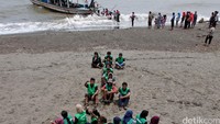 Mereka juga masyarakat untuk lebih peduli terhadap persoalan sampah. (Afriadi Hikmal/Greenpeace)