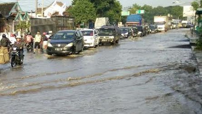Jalur Pantura Pasuruan Terendam Banjir Imbas Sungai Welang Meluap
