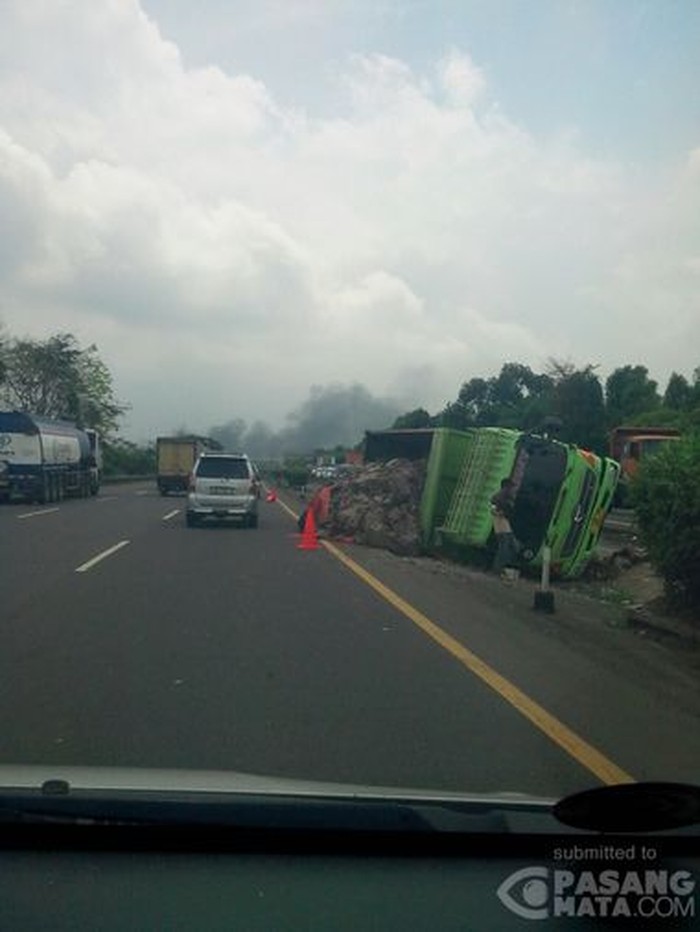 Truk Bermuatan Pasir Terguling, Lalin Tol Cikupa Jakarta ke Merak Padat