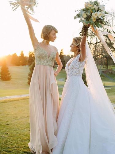 Lama Tak Muncul di Publik, Taylor Swift Tampil cantik Jadi Bridesmaid