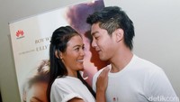 Mereka tak segan-segan tampil mesra saat di depan kamera. Pool/Gus Mun/detikFoto.