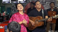 Ia diiringi oleh gitaris Nikita Dompas.