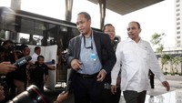 Wakil Ketua Komisi III DPR Benny K Harman dan rombongan tiba di gedung baru KPK, Jakarta, Senin (22/2/2016).