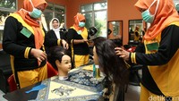 Penghuni panti belajar menghias.