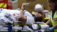 Petugas medis memberikan pertolongan pertama untuk salah satu penumpang bus. Stringer/Reuters/detikFoto.