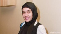Pada kesempatan itu, Dhini tampil dengan busana hitam-putih yang simple. Pool/Gus Mun/detikFoto.