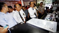 Direktur Reskrimsus Polda Metro Jaya Kombes Mujiyono mengatakan, para pelaku ini memanfaatkan situs jual beli online. Di situs jual-beli online itu, mereka memasang iklan seolah-olah menjual barang elektronik, motor, jam tangan, batu akik, mobil hingga gadget. 