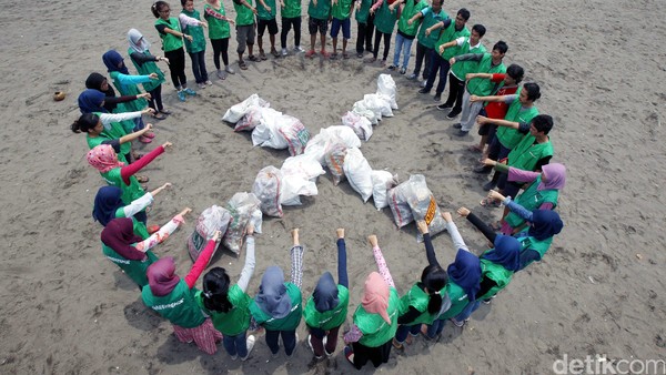 Aksi Bersihkan Laut dari Sampah