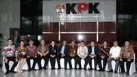 Pimpinan KPK foto bersama dengan anggota Komisi III DPR.