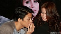 Kira-kira Ariel ngomong apa ya sampai-sampai Momo tertawa? Pool/Gus Mun/detikFoto.
