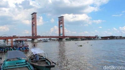 Melihat Gerhana Matahari Sambil Jelajahi Sungai Musi