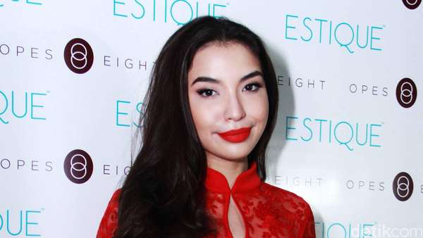 Manohara, Sexy in Red! Manohara, Sexy in Red!