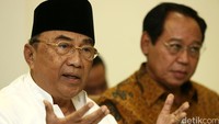 Politisi senior PPP Tosari Widjaja (kiri) memberikan keterangan pers terkait keputusan Menkum HAM Yasonna Laoly yang memperpanjang kepengurusan DPP PPP hasil Muktamar Bandung.