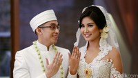 Zizi, sapaannya, terlihat cantik dan anggun dengan kebaya putih.