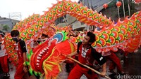 Liong meliuk-liuk menghibur pengunjung. Pool/Al Fanny Panestika/detikFoto.