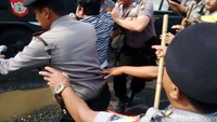  Mereka dimasukkan ke truk polisi.
