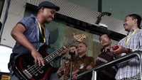 Aksi ini disaksikan oleh pimpinan dan pegawai KPK.
