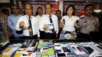 Direktur Reskrimsus Polda Metro Jaya Kombes Mujiyono (tengah) menggelar barang bukti yang diamankan dari lima orang sindikat penipuan kelompok asal Sidrap, Sulsel.