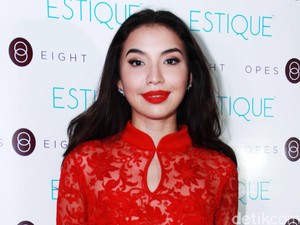 Perdana Nonton Konser Guns N Roses, Manohara: Im Really Excited!