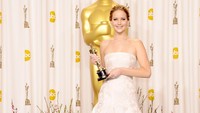 Bintang film Silver Linings Playbook itu tampak wow dibalut gaun dari Dior di Oscar 2013 yang digelar di Hollywood, California pada 24 Februari 2013. Jason Merritt/Getty Images/detikFoto.