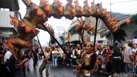 Beragam atraksi ditampilkan di pawai Cap Go Meh. Pool/Al Fanny Panestika/detikFoto.