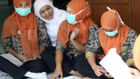 Mensos Khofifah Indar Parawansa mengunjungi Panti Sosial Karya Wanita Mulya Jaya, Pasar Rebo, Jakarta, Senin (22/2).