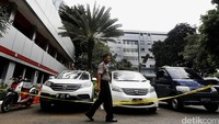 Polisi juga menyita mobil Honda CRV warna putih, mobil Honda Freed warna putih, mobil bak Daihatsu Grand Max, dan 1 unit motor Yamaha Mio.