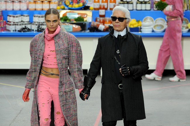 Karl Lagerfeld, desainer kenamaan dari rumah mode Chanel, dikabarkan meninggal di usia 85 tahun. Menurut majalah Closer, ia tutup usia di Paris, Prancis, Selasa (19/2/2019).Foto: Getty Images