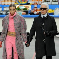 Karl Lagerfeld, desainer kenamaan dari rumah mode Chanel, dikabarkan meninggal di usia 85 tahun. Menurut majalah Closer, ia tutup usia di Paris, Prancis, Selasa (19/2/2019).Foto: Getty Images