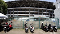Kendaraan yang sebelumnya dengan bebas lalu lalang di dalam arena GBK sangat membahayakan pengunjung.