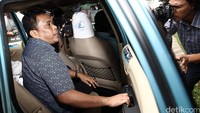 Jailani diam seribu bahasa dan berusaha masuk ke dalam mobil dan bergegas.