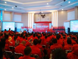 Ribuan Peserta Rakerda PDIP Jabar Dibagikan Peci Hitam