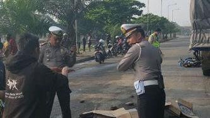 Biker Terjang Lubang Jalan Tewas Terlindas Truk