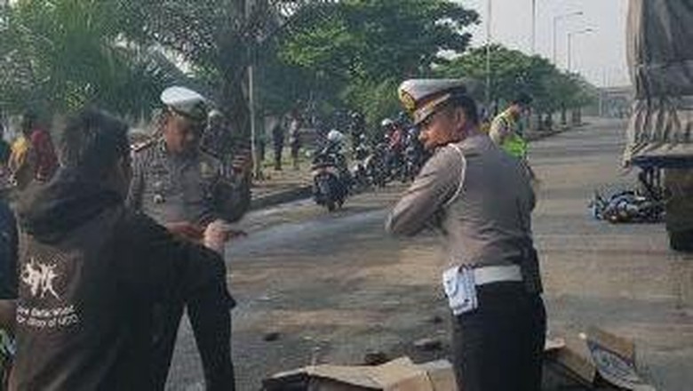 Biker Terjang Lubang Jalan Tewas Terlindas Truk Biker Terjang Lubang Jalan Tewas Terlindas Truk