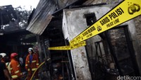 Petugas akhirnya berhasil memadamkan api.