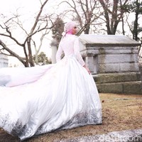 Wardrobe: Anniesa Hasibuan. Fotografer: Afida Sukma. Makeup Artist: Carolina Septerita. Model: Sarah Azka